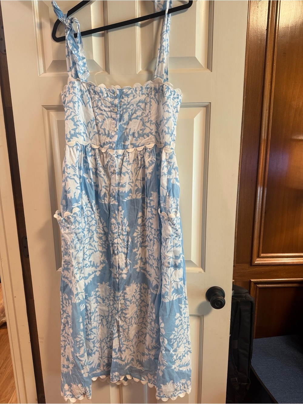Juliet Dunn Blue and White Floral Tie-Shoulder Midi Dress - Picture 5 of 5